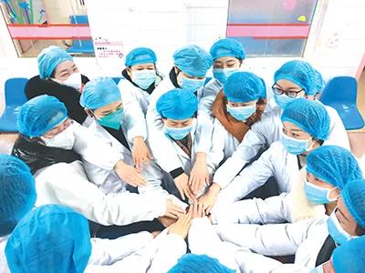 武汉市江夏区妇幼保健院22名巾帼党员请战奔赴抗击疫情前沿阵地。