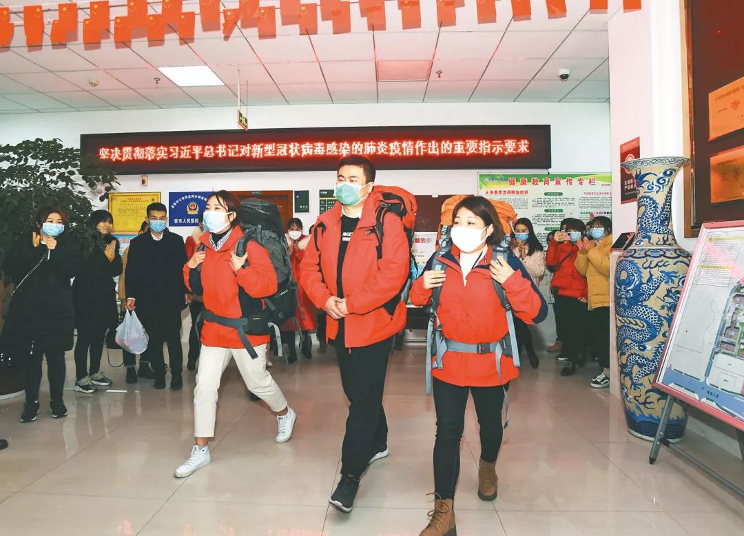 江西宜春市人民医院抗击新型冠状病毒肺炎驰援武汉首批医疗队员出征仪式。（图片由通讯员　黄包云　陈波提供）