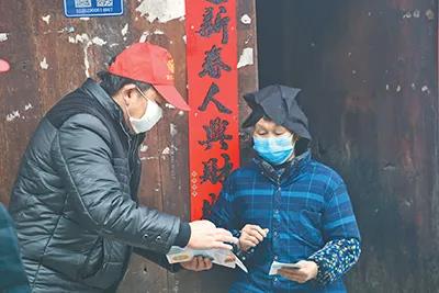 疫情发生以来，贵州剑河县久仰镇摆伟村第一书记在给村民发放疫情防控图册。　刘忠培　姜泽光　摄