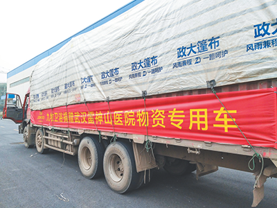 九牧集团党委组织运输车辆向武汉捐赠6537套卫浴设施。（图片由福建南安市委组织部提供）